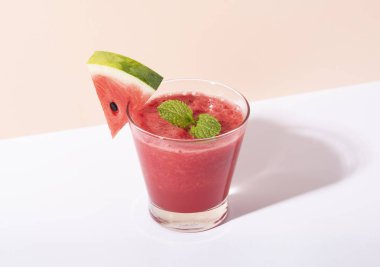 Renkli arka planda tatlı su kavun suyu ve karpuz dilimi