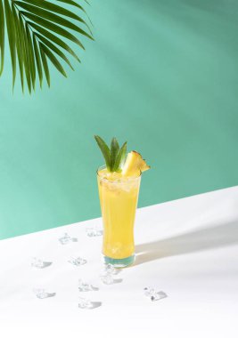 yeşil arka plan üzerinde cam buzlu ananas yumruk kokteyl. 