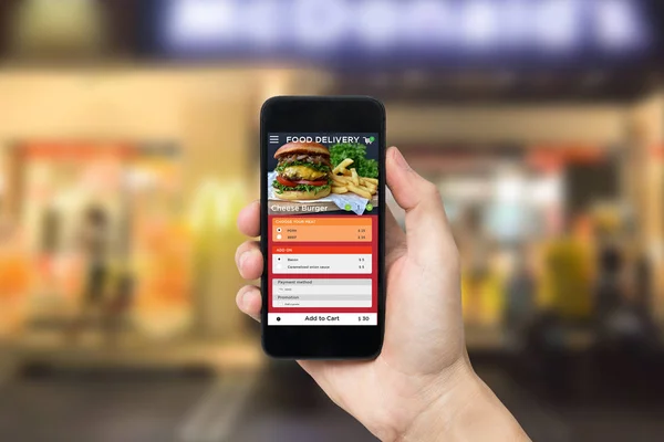 Ręczne trzymanie inteligentnego telefonu z ekranem dostarczania żywności App. — Zdjęcie stockowe