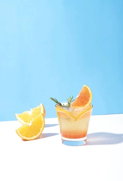 Cóctel de ponche de naranja frío y refrescante con rodaja de naranja — Foto de Stock