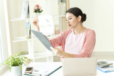 Bir grafikte çalışma ve mali analiz iş kadınları rakamlar