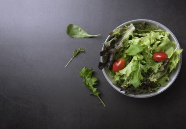 Masa arka plan taze sağlıklı sebze salatası