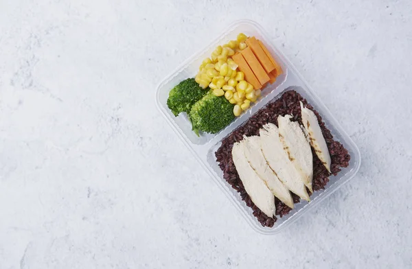 Fresco sano dieta pranzo scatola su sfondo tavolo — Foto Stock