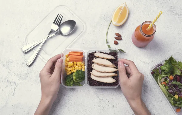 Mano che tiene fresco scatola sana dieta pranzo con insalata di verdure — Foto Stock