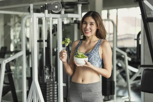 Asian woman eating healthy salad. diet health lifestyle concept. — Stock Photo, Image