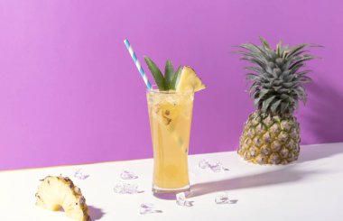 renkli arka planda cam buzlu ananas yumruk kokteyl. 