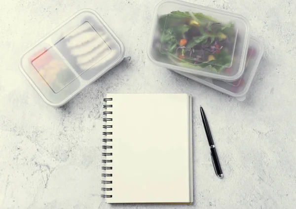 Gesunde Lunchbox und leeres Notizbuch für Ihre SMS — Stockfoto
