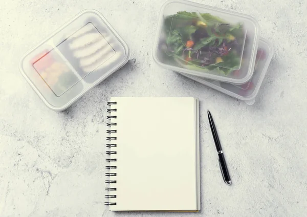 Scatola pranzo sana e taccuino vuoto per il tuo messaggio di testo — Foto Stock