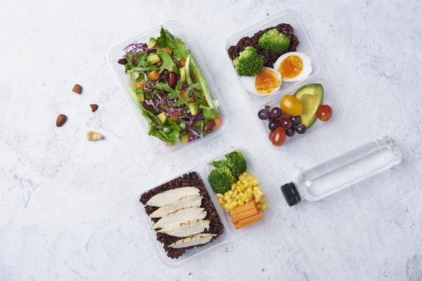 Scatola da pranzo dieta sana fresca con insalata di verdure sul tavolo — Foto Stock