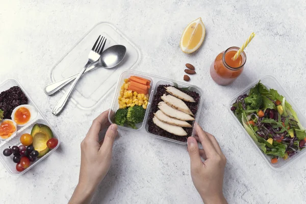 Mano che tiene fresco scatola sana dieta pranzo con insalata di verdure — Foto Stock