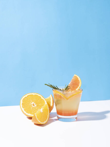 Холодный и освежающий коктейль с апельсиновым ломтиком
