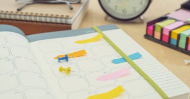 Günlük not defterini masaya zamanlayın. yönetim toplantı hatırlatmak 