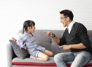 Asyalı kızı baba için hediye vermek. doğum günü için sürpriz.