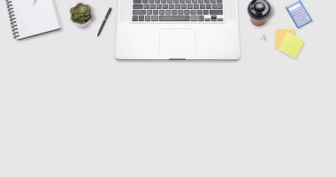 dizüstü bilgisayar ve ofis malzemeleri ile ofis masası. 