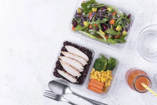 Scatola da pranzo dieta sana fresca con insalata di verdure su sfondo tavolo con spazio di testo gratuito per menu dietetico . — Foto Stock