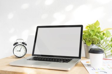 Ahşap masada Mockup Yaratıcı Tasarım Teknolojisi Şablonu için Bilgisayar Laptop Boş Ekran.