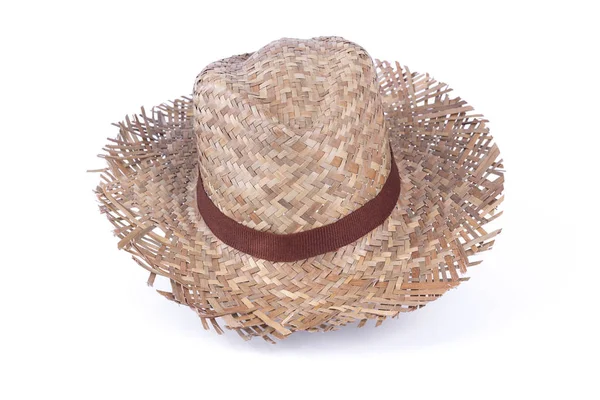 Ψάθινο καπέλο παραλίας απομονωμένο σε λευκό φόντο. Αντικείμενο για το καλοκαίρι κομμένο. — Φωτογραφία Αρχείου