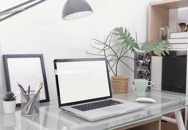 İşyeri maket konsepti. ekipman ile ofis dekor masaüstü bilgisayar. yaratıcı çalışma alanı.