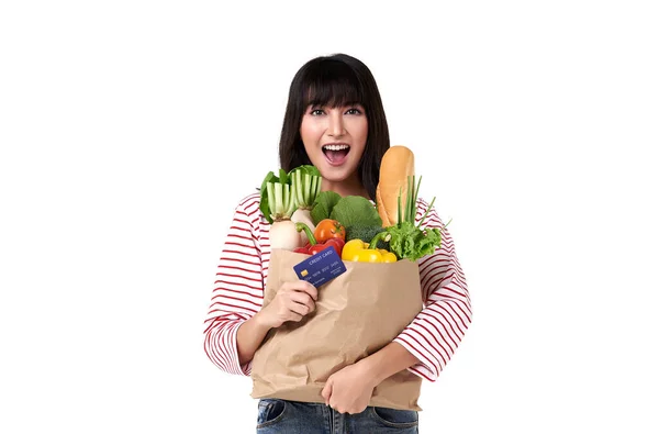 Gelukkig Aziatische Vrouw Met Credit Card Houden Papieren Zak Vol — Stockfoto