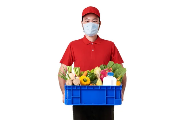 Asijské Dodávky Muž Nosí Masku Červené Uniformě Drží Čerstvé Jídlo — Stock fotografie