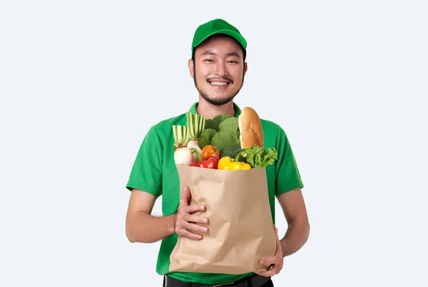 Asiatischer Lieferant Grüner Uniform Mit Frischer Papiertüte Vor Weißem Hintergrund — Stockfoto