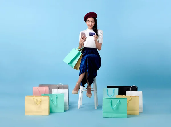 Belle Femme Asiatique Shopper Assis Portant Des Sacs Provisions Avec — Photo