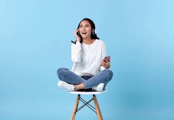 Молода Жінка Азіатська Щаслива Усміхнена Бездротових Навушниках Слухає Музику Смартфона — стокове фото