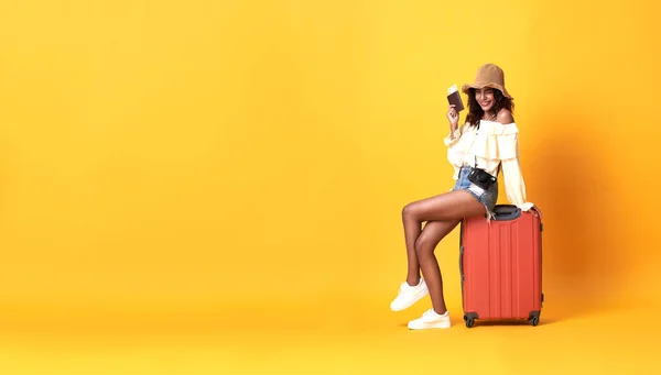 Jovem Mulher Africana Alegre Vestida Com Roupas Verão Sentada Uma — Fotografia de Stock