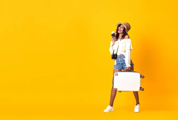 Mulher Africana Alegre Vestida Com Roupas Verão Segurando Passaporte Com — Fotografia de Stock