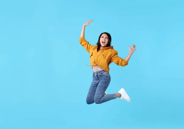 Alegre Jovem Asiático Mulher Amarelo Camisa Saltando Celebrando Sobre Azul — Fotografia de Stock