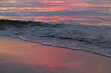Mor turuncu günbatımı Baltık Denizi ve sörf Güz