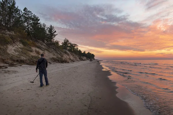 Sunset Beach metal dedektörü ile hazine avcısı