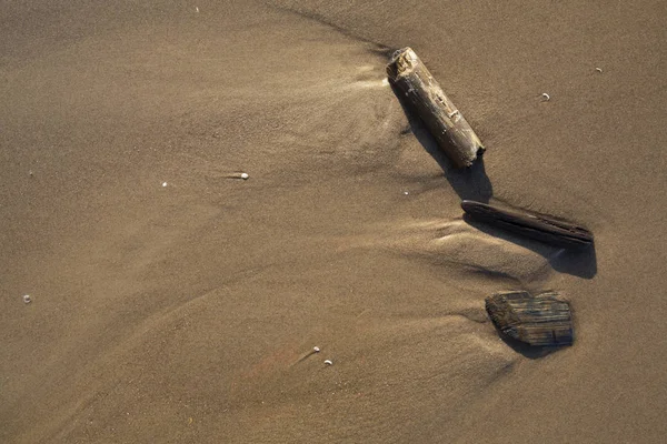 細かい滑らかなバルト砂ビーチで波滑らか木片の美しいトップ ビュー — ストック写真