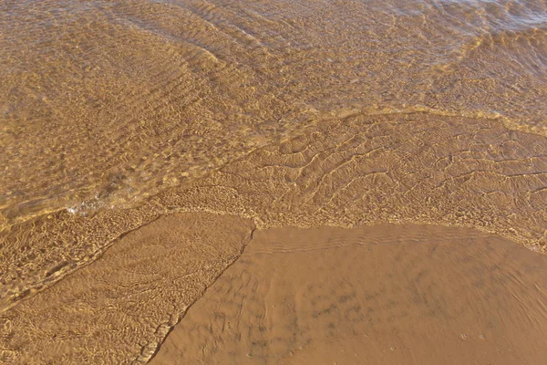 Belas Ondas Água Clara Rasa Iluminadas Pelo Sol Areia Lisa — Fotografia de Stock