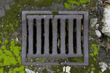 Eski vintage şehir kanalizasyon rendeleyin yol drenaj  