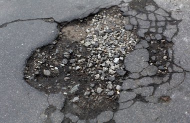 Eski yaşlı gri asfalt yol yüzeyi kırık