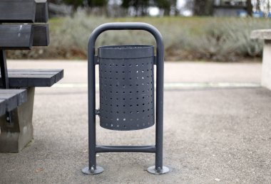 Gri metal çelik açık çöp atık çöp konteyner Park
