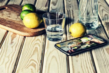 Alkol. Kokteyl. Barda alkollü veya alkolsüz kokteylin hazırlanması. Votka, tekila, cin, soda kireç, limon