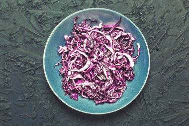 İnce kıyılmış kırmızı lahana
