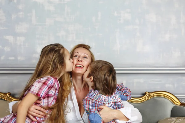 Kleine Schattige Kinderen Kussen Hun Moeder Concept Mother Day Gelukkige — Stockfoto