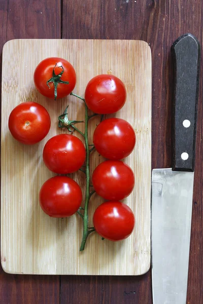 キッチン ボードのチェリー トマトのクローズ アップ — ストック写真