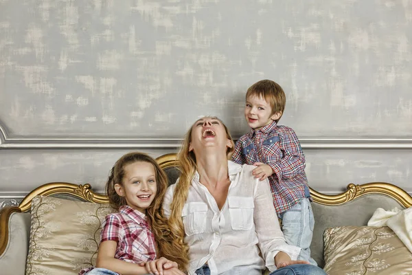 Gelukkige Familie Lachende Kinderen Plezier Met Hun Moeder Bank Thuis — Stockfoto