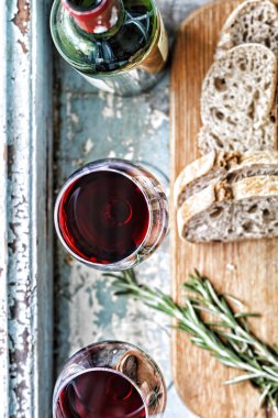 Şarap ve ekmek. Yukarıdan görüntüleyin. Seletive odak. Antika arka plan.