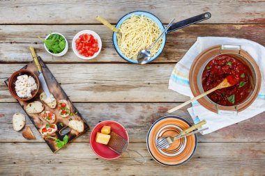 Ev yapımı domates sosu ve domates bruschetta spagetti. Vejetaryen yiyecekler. İtalyan mutfağı. Kopya alanı.