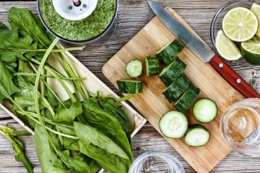 Pişirme işlemi, sağlıklı gıda. Ispanak, salatalık, kireç ve avokado yapılmış içki detoks