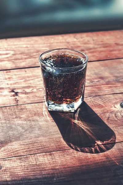 Vaso Cola Sol Una Mesa Madera Cerca — Foto de Stock