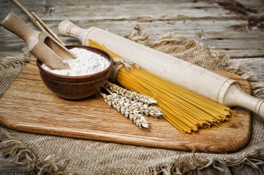 Un, buğday spikelets ve spagetti bir demet. Konsept: sağlıklı gıda, makarnalık buğday makarna.