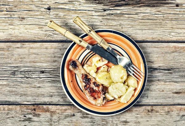 Eten Buitenshuis Gegrilde Kip Been Gegrilde Aardappelen — Stockfoto
