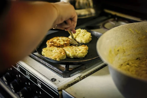 Draniki, lekker, eten, koken, lunch, keuken, diner, schotel, keuken, plaat, traditionele, vrouw, frituren — Stockfoto