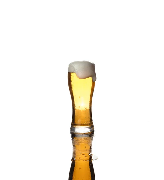 Alcohol, cerveza, aislado, vidrio, blanco, luz, taza, pinta, celebración, gota, jarra, camino — Foto de Stock
